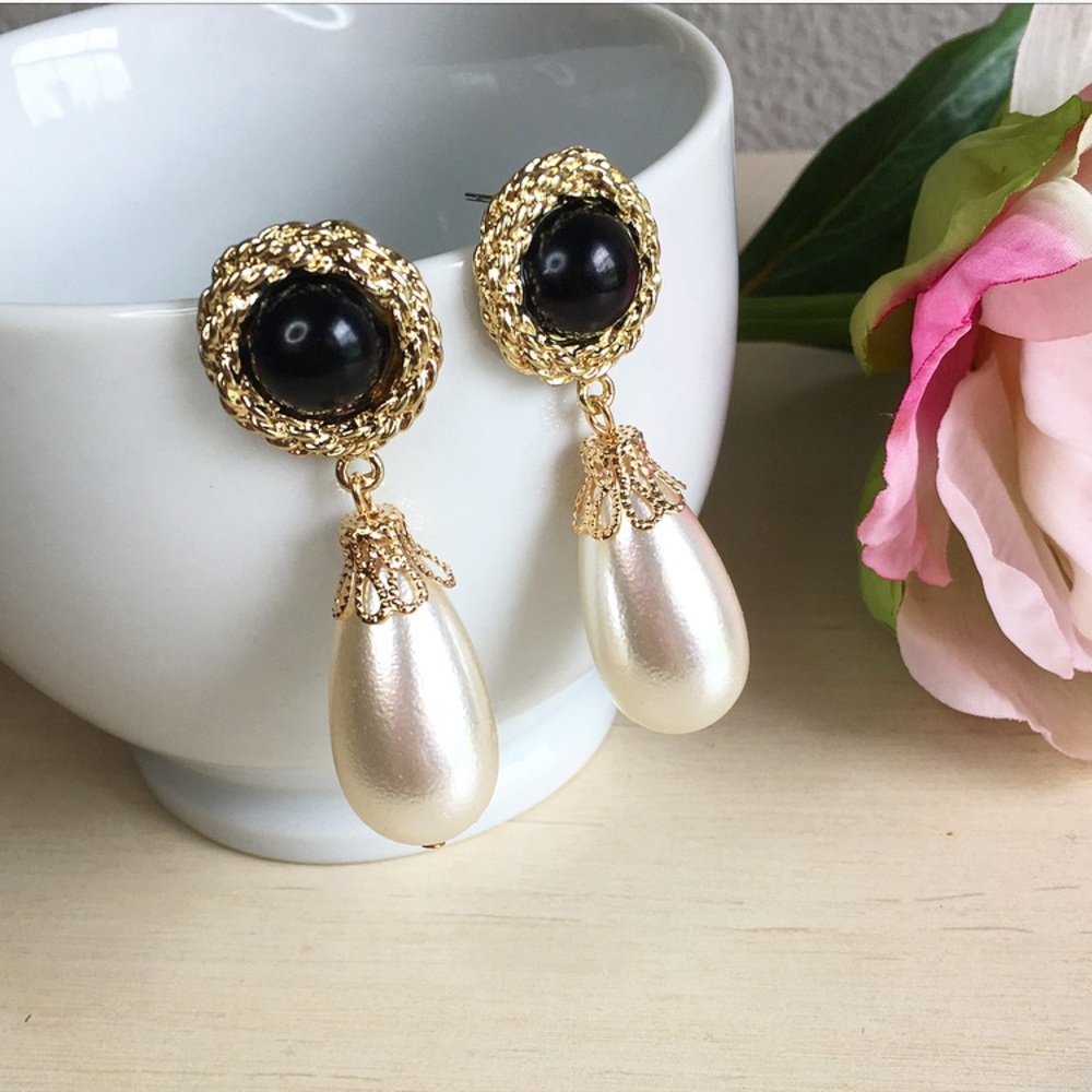 Black and gold teardrop pearl earrings